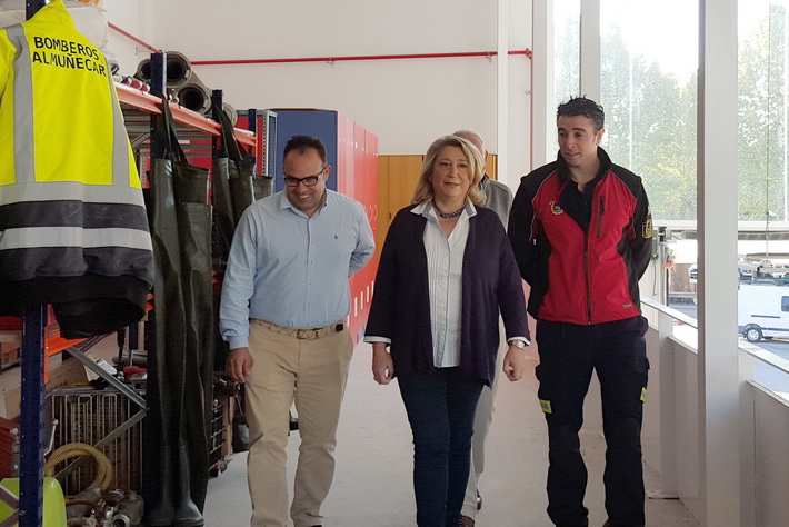 La alcaldesa Trinidad Herrera conoce el nuevo Parque de Bomberos de Almuñécar